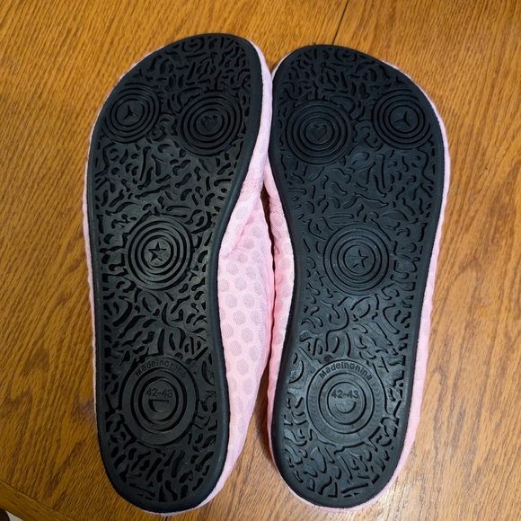 10/11 Pink Swim Shoes - Picture 2 of 5